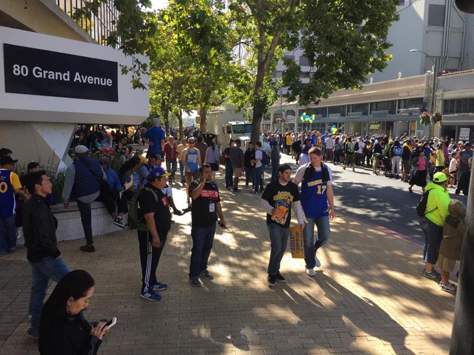 Las calles de Oakland se vistieron de amarillo y azul para festejar la victoria de los Golden State Warriors, quienes se coronaron campeones de la NBA, tras 40 años de buscar el campeonato. Miles de fanáticos abarrotaron la ruta, de 2 millas, para ver a los jugadores de los Warriors y celebrar junto a ellos la victoria.