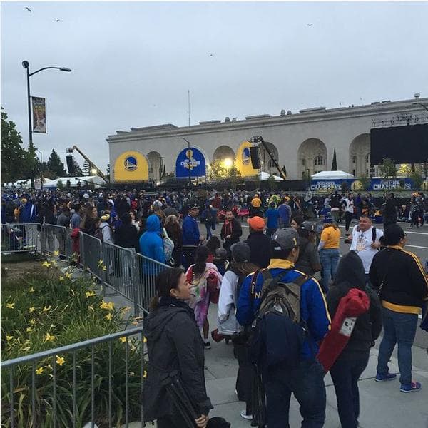 Las calles de Oakland se vistieron de amarillo y azul para festejar la victoria de los Golden State Warriors, quienes se coronaron campeones de la NBA, tras 40 años de buscar el campeonato. Miles de fanáticos abarrotaron la ruta, de 2 millas, para ver a los jugadores de los Warriors y celebrar junto a ellos la victoria.