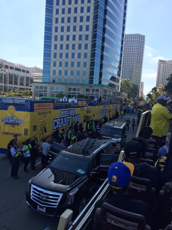 Las calles de Oakland se vistieron de amarillo y azul para festejar la victoria de los Golden State Warriors, quienes se coronaron campeones de la NBA, tras 40 años de buscar el campeonato. Miles de fanáticos abarrotaron la ruta, de 2 millas, para ver a los jugadores de los Warriors y celebrar junto a ellos la victoria.