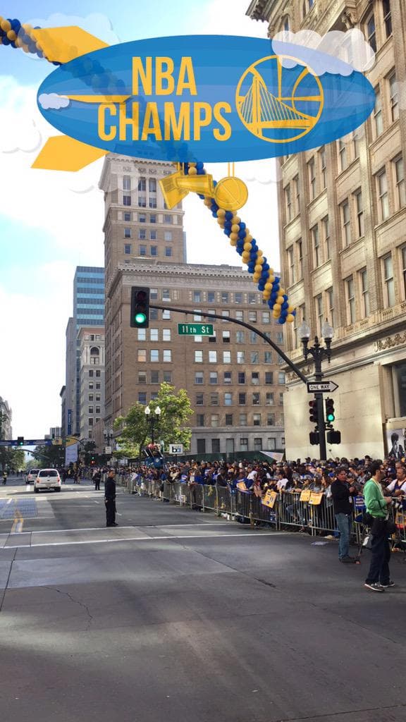 Las calles de Oakland se vistieron de amarillo y azul para festejar la victoria de los Golden State Warriors, quienes se coronaron campeones de la NBA, tras 40 años de buscar el campeonato. Miles de fanáticos abarrotaron la ruta, de 2 millas, para ver a los jugadores de los Warriors y celebrar junto a ellos la victoria. (Imagen de Twitter)