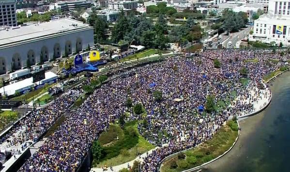 Las calles de Oakland se vistieron de amarillo y azul para festejar la victoria de los Golden State Warriors, quienes se coronaron campeones de la NBA, tras 40 años de buscar el campeonato. Miles de fanáticos abarrotaron la ruta, de 2 millas, para ver a los jugadores de los Warriors y celebrar junto a ellos la victoria. (Imagen de Twitter)