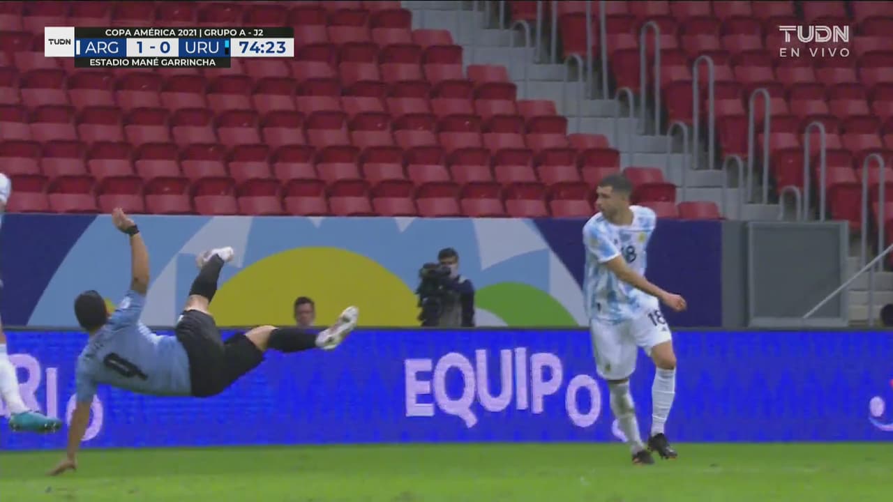 ¡La intenta de lujo! Luis Suárez amenaza a Argentina con una tijera