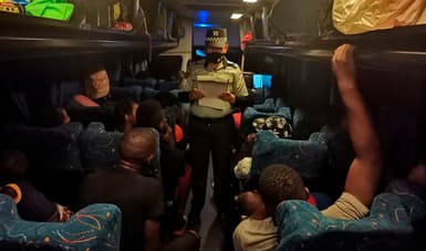 La Guardia Nacional y el INM rescatan a 57 migrantes que viajaban en un autobús de pasajeros con reporte de robo.