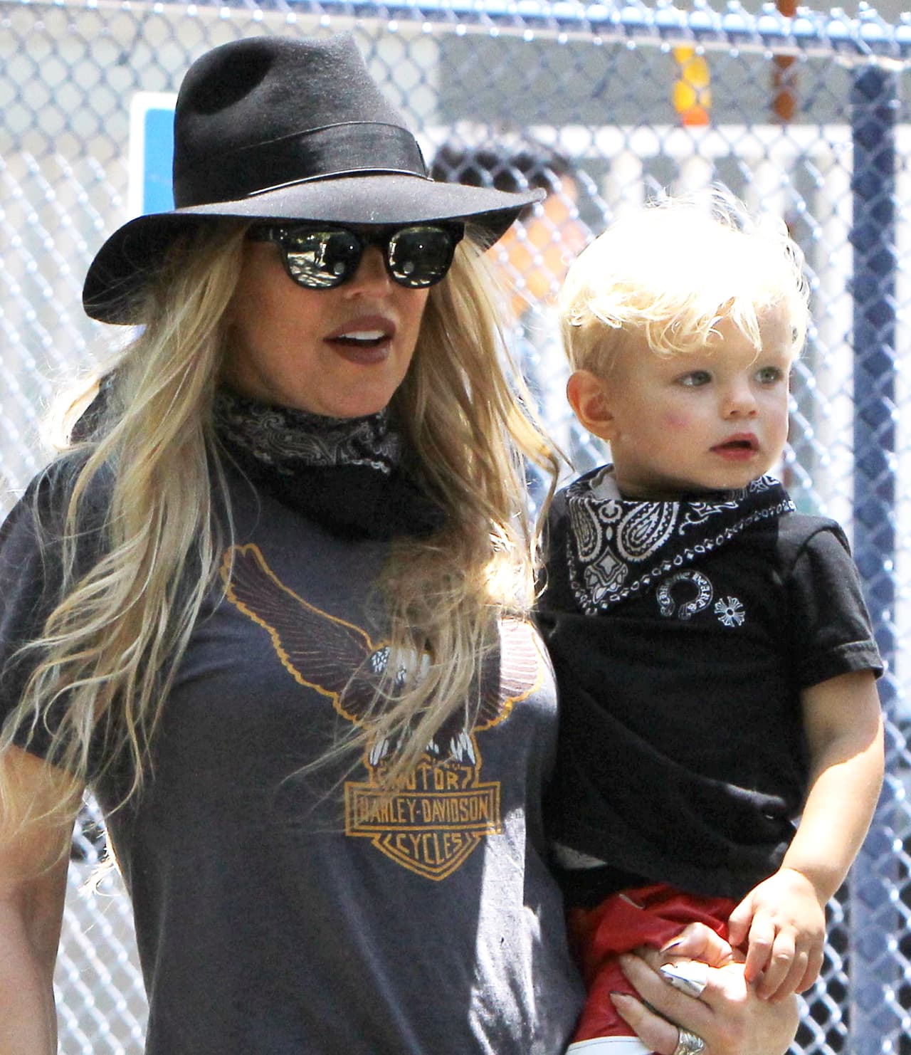 ¡El pequeño Axl que siempre la mantiene activa!