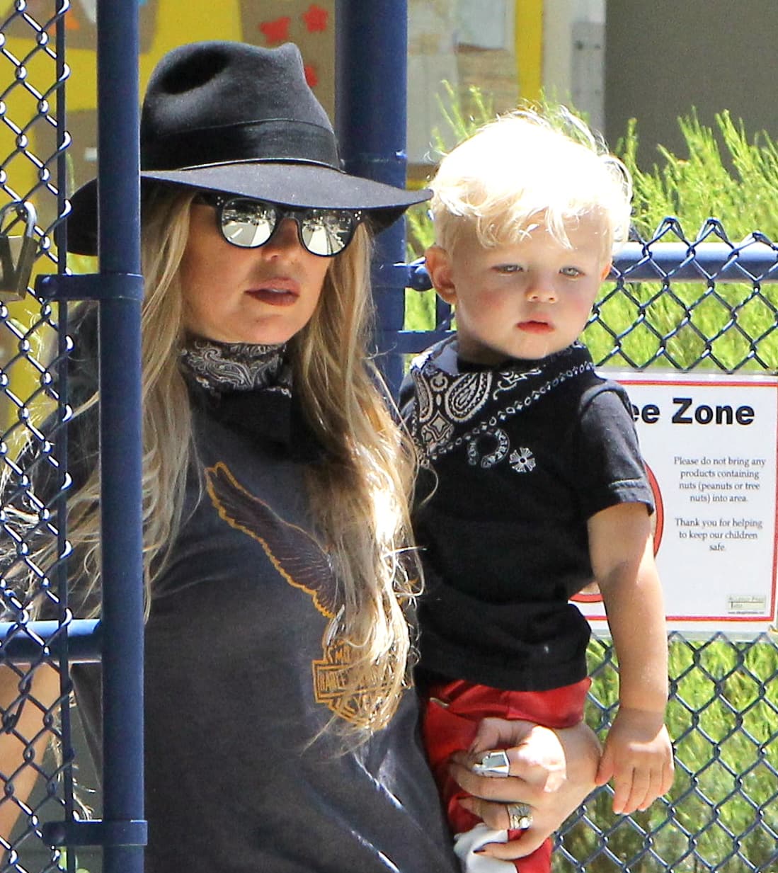 La cantante tiene un look súper fashion.