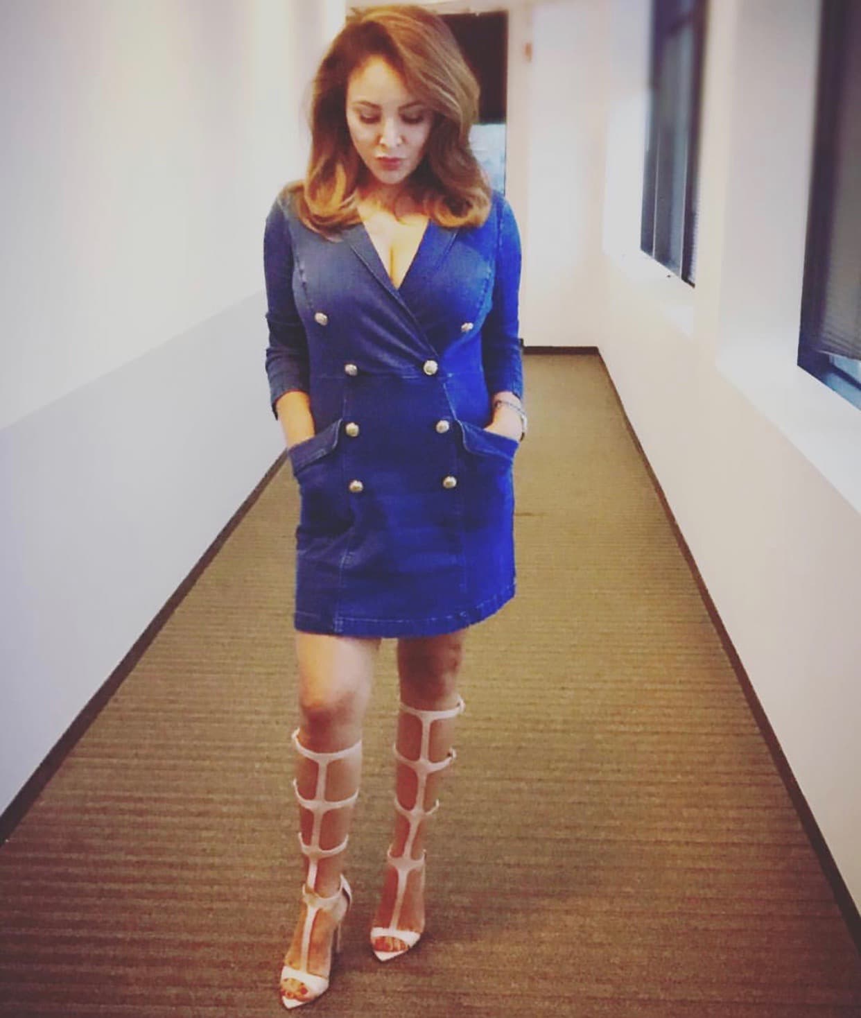 Las sandalias estilo gladiador combinan perfectamente con su vestido azul.