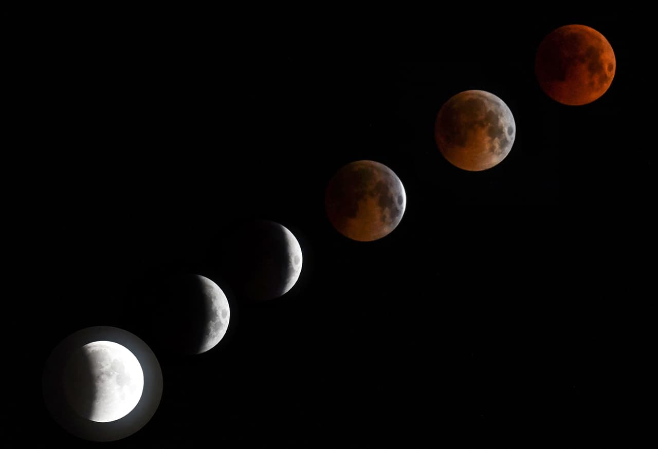 Seis imágenes combinadas del eclipse lunar que muestran como la luna se fue cubriendo hasta teñirse de rojo en Bishkek, Kyrguistán.