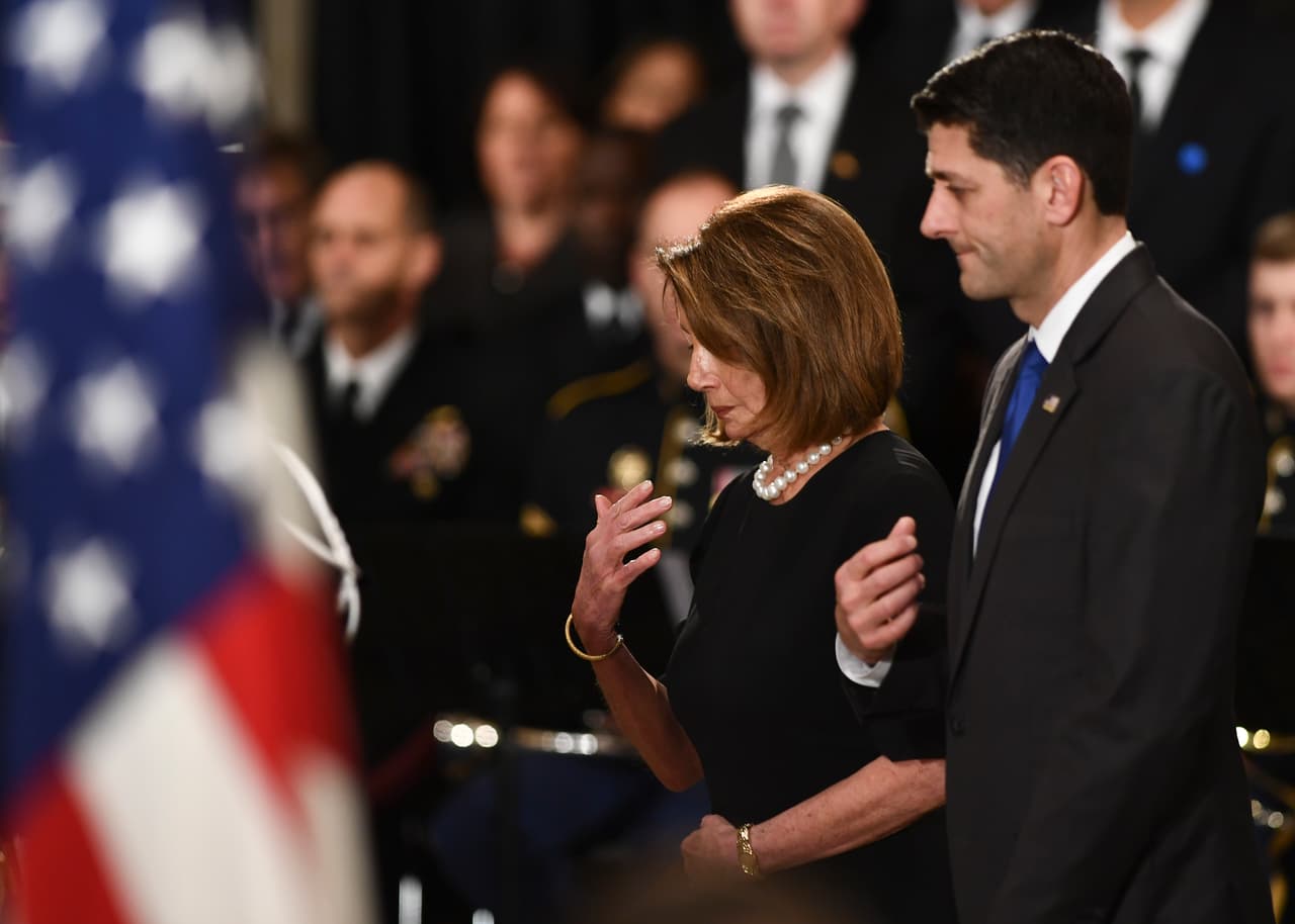 La demócrata Nancy Pelosi, líder de la minoría en la Cámara de Representantes y el republicano Paul Ryan, su presidente, estuvieron presente en la ceremonia el lunes.