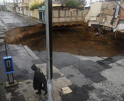 Como pozos sin fondo. La red de drenajes de Guatemala es vieja y no tiene trabajo de mantenimiento. Está agrietada y los fluidos se filtran desde hace muchos años. Es tal el daño, que en cada lluvia el agua cae en las alcantarillas y éstas se vacían como centrífugas gigantescas. Cuando la capa de cemento no aguanta, se rompe y aparecen agujeros inmensos.