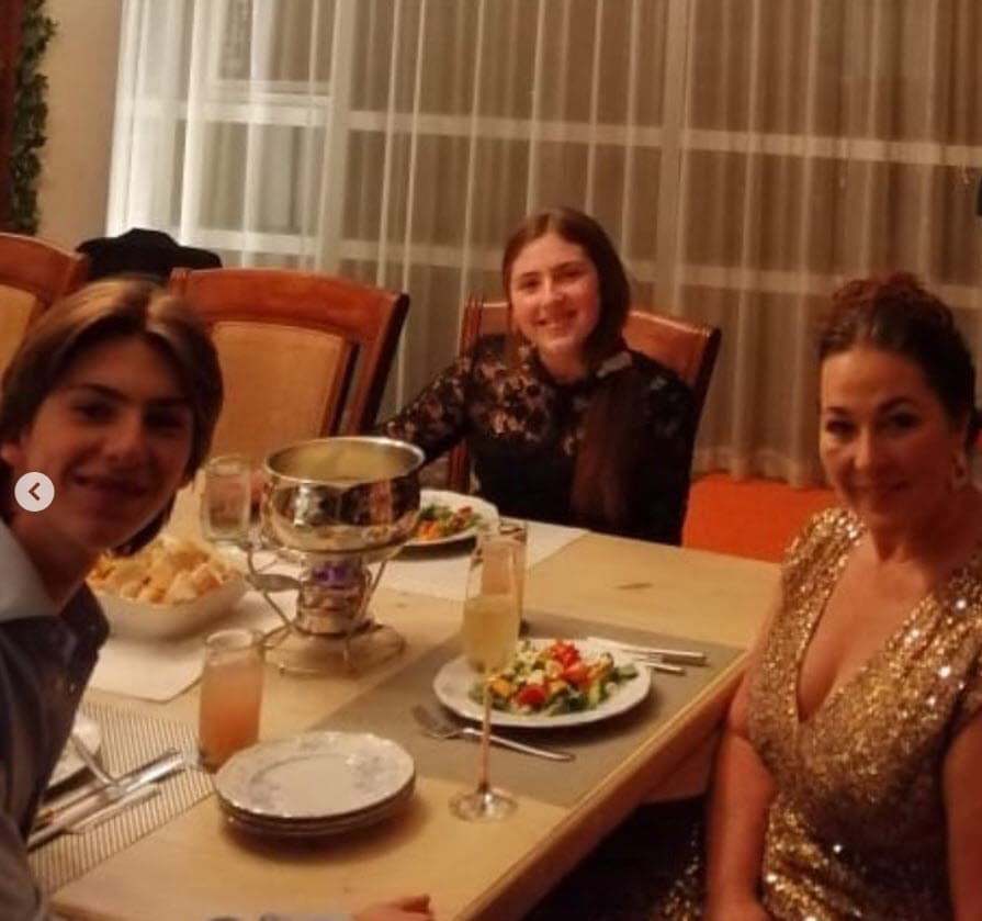 "Cuando comenzó todo este problema nos pusimos una sola meta: salir más fortalecidos como familia", explicó la estrella de
<b><a href="https://www.univision.com/shows/hijas-de-la-luna" target="_blank">Hijas de la Luna</a></b>.
<br>