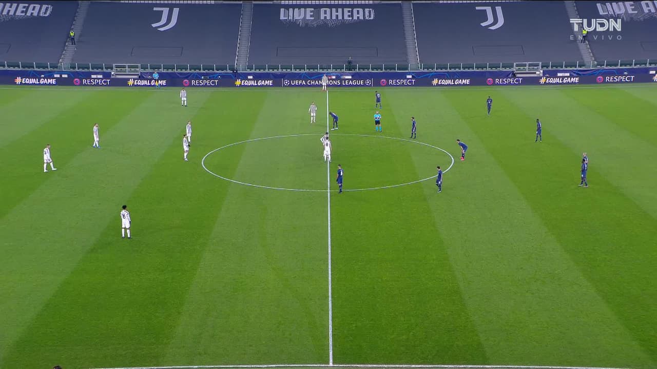 Arranca el partido y la pelota está en juego.