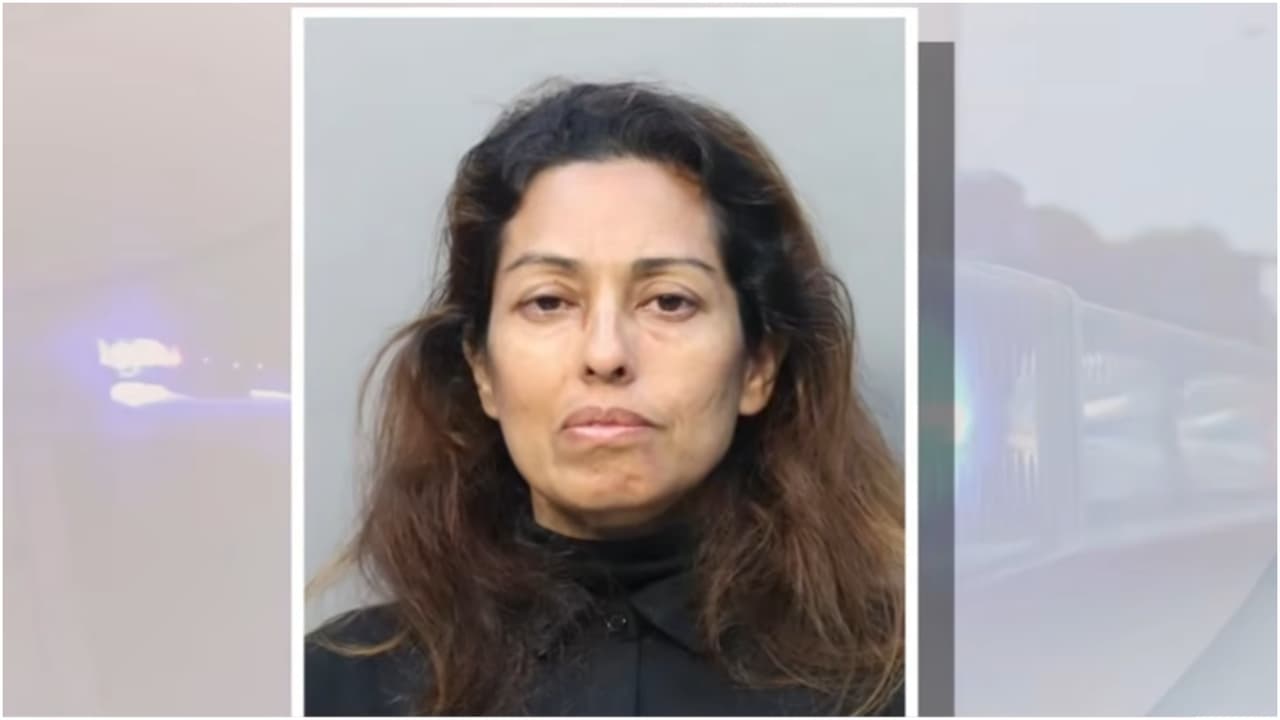 Arrestan a una mujer acusada de causar disturbio en escuela secundaria de Kendall
