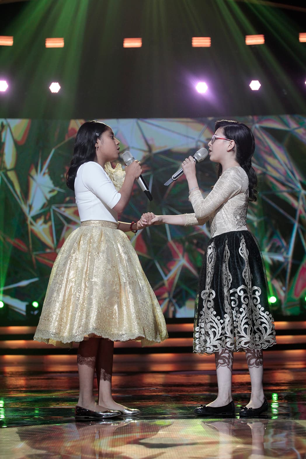 Aunque el cantante no tenía que participar en la votación para elegir a la ganadora del duelo, él no tuvo problema con confesar: "Yo sé cómo les votaría a ustedes", e incluso le hizo la sugerencia a los jueces que sí votarían.