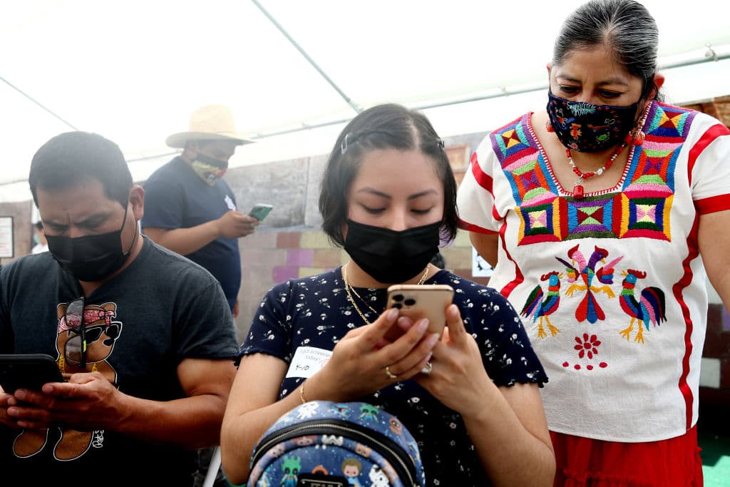 California reactiva la orden obligatoria del uso de mascarillas debido a la variante ómicron