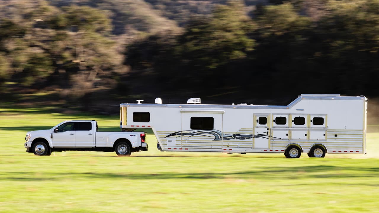 Aunque Ford no reveló cifras del performance de la nueva Serie-F Super Duty 2020, Mike Pruitt, jefe de ingeniería de la Super Duty dijo que "con la llegada del V8 de 7.3 litros, las mejoras en el [PowerStroke] 6.3 litros y el debut de la nueva transmisión automática de 10 velocidades, estamos presentando 
<b>los trenes motrices más fuertes y capaces en la historia de la Super Duty</b>".