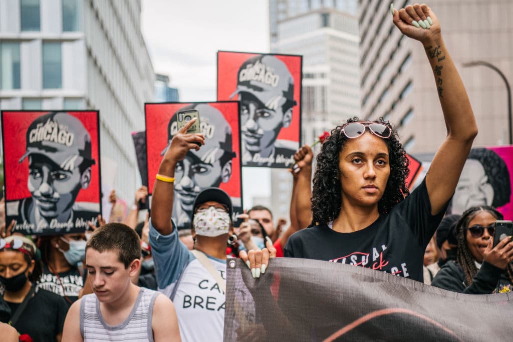 <b>Centenares de personas</b> marcharon de nuevo por las calles de Minneapolis como lo han hecho recurrentemente desde que hace un año el video de la muerte de Floyd conmocionara al mundo.
<br>