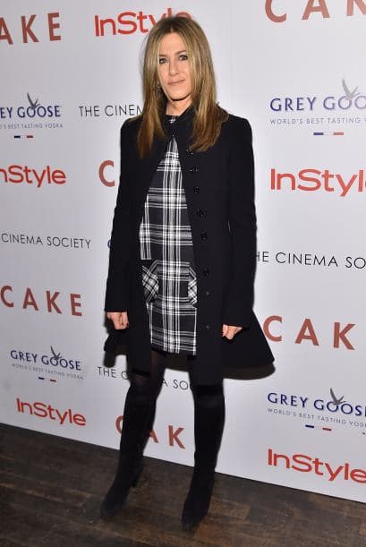 Para el frío, y siguiendo la tendencia del blanco y negro, puedes buscar un vestido con estampado estilo tartán como el de Jennifer Aniston y un abrigo largo negro.
