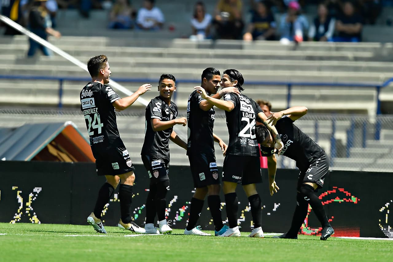 A los 13 minutos Víctor Dávila se encargó de poner el 1-0 a favor de los Rayos del Necaxa. La defensa universitaria no impidió un tiro al borde del área que se coló para abrir el marcador.