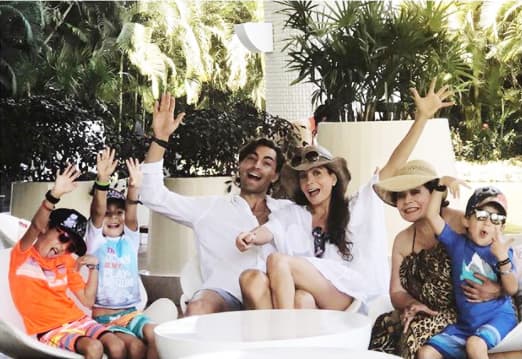 Patricia Manterola se casó con Forrest Kolb en diciembre del 2010, y fue dos años después cuando tuvieron a su primer hijo. No pasó ni un año para que se embarazara otra vez de gemelos y ella se mostró feliz desde el primer momento. "Es una delicia saber que ahora tendré cuatro príncipes enamorados de mí. Hace tres años le pedía a Dios que me mandara un príncipe azul y hoy tengo cuatro", dijo para la Revista Hola.
<br>