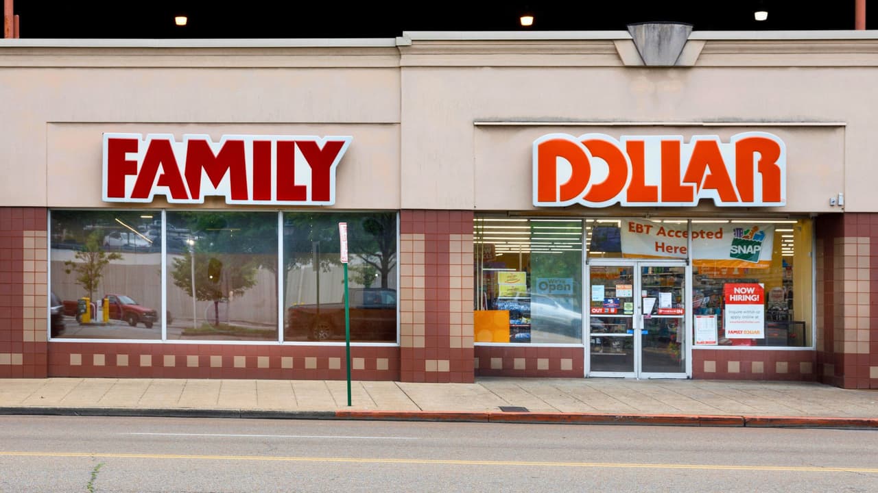 <h3 class="cms-H3-H3">Family Dollar: Cierra parte de sus tiendas </h3>
<br>
<b>Family Dollar está cerrando parte de sus tiendas a nivel nacional</b>, y algunas de ellas estarán en Texas. Los clientes de estas tiendas han cambiado sus hábitos de compra, prefiriendo comprar en supermercados o en línea. 
<br>
<b>Ubicaciones afectadas:</b> Las tiendas de Family Dollar en zonas rurales y menos concurridas son las que más probablemente cierren. No han revelado la lista de ubicaciones aún. 
<br>
<b>Impacto:</b> En algunas comunidades, especialmente las más pequeñas, los residentes perderán acceso a tiendas de descuento cercanas.