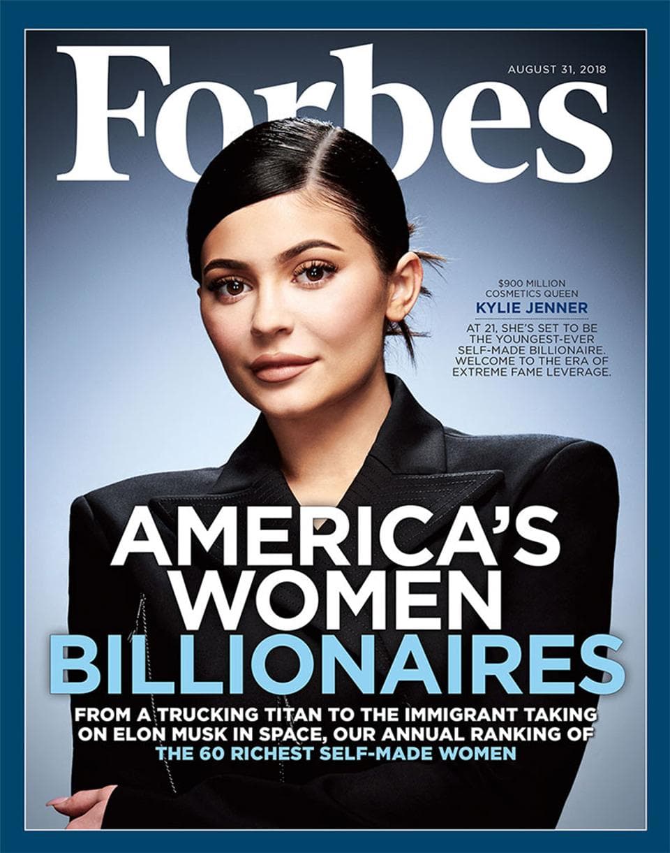 Kylie apareció en la portada de agosto de la revista Forbes dedicada a
<b>las 60 mujeres más poderosas de Estados Unidos</b>. En dicho listado también aparecía
<b><a href="https://www.univision.com/entretenimiento/fotos-que-muestran-el-increible-plagio-que-kylie-jenner-ha-hecho-de-kim-kardashian-fotos">su hermana Kim Kardashian</a></b>.