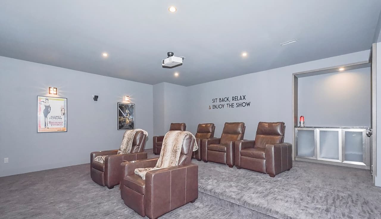 También está equipada con una sala de cine y una sala de billar, de acuerdo con la revista
<a href="https://www.vogue.com.au/vogue-living/design/justin-bieber-and-hailey-baldwin-have-bought-a-house-in-canada/image-gallery/98d715c38aedea1462d20d66dfc13aad?pos=2" target="_blank"> Vogue</a>.