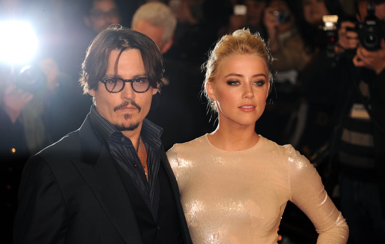 El matrimonio de los actores duró sólo quince meses, pues en mayo de 2016 Amber presentó una demanda de divorcio y una orden de restricción en contra de Depp, esto debido a presuntas agresiones físicas por parte del protagonista de ‘Dark Shadows’.