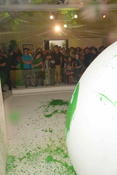 El divertido Yoshi ofreció una fiesta súper divertida que llenó de color el día mientra decoraban el gigantesco huevo ícono del nuevo juego del personaje. ¡Así bautizaron el videojuego!