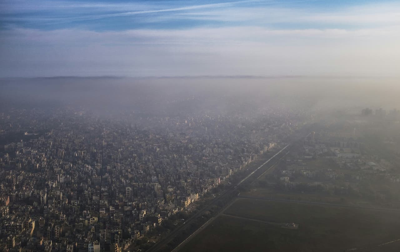 Esta es una vista aérea de Nueva Delhi, India, el tercer emisor de carbono más grande del mundo. India es parte del Acuerdo de París sobre el cambio climático y se ha comprometido públicamente a reducir sus emisiones.