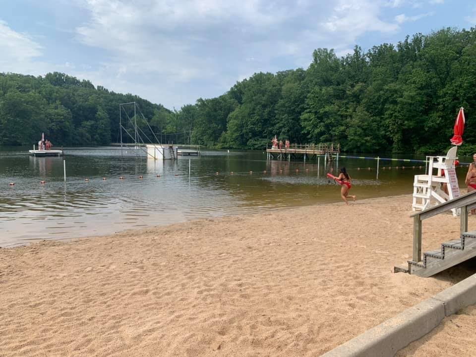 <b>Mt. Gretna Lake & Beach</b>. La popular instalación recreativa promete un día lleno de aventuras. Pase el día en un inflable, chapoteando en el agua fría, saltando al agua desde el columpio sobre el agua y saltando al agua desde la plataforma de buceo alta. O haga kayak, juegue un partido de voleibol de playa o haga un picnic. 📍130 Lakeview Drive, Mt Gretna, PA 17064.
