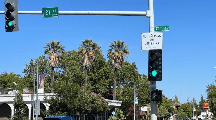 Esta prohibición estaba vigente desde 1988 y castigaba el cruising, que es un término que se popularizó en la década de 1960 y se refiere a las caravanas de vehículos con suspensiones bajas, conocidos como lowriders.