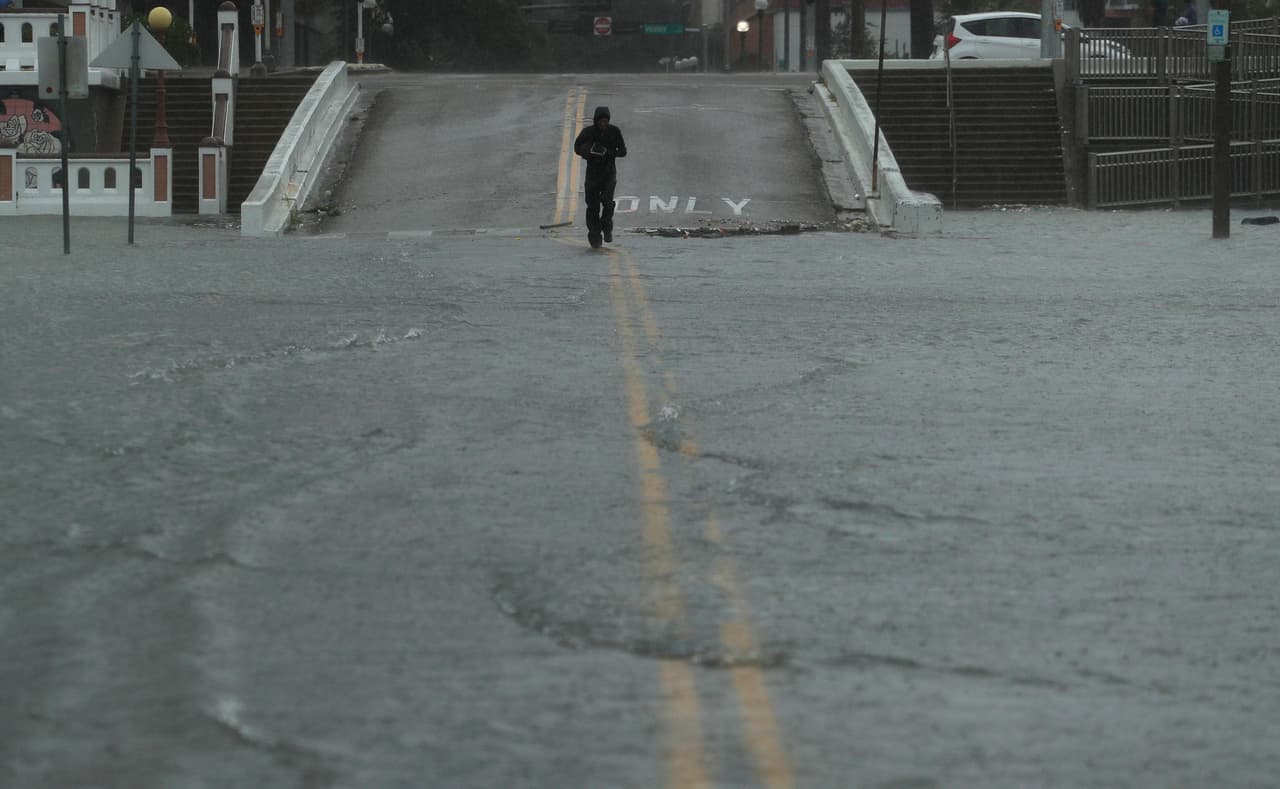 Poco después de tocar tierra el sábado, Hanna perdió intensidad y volvió a ser tormenta tropical. Según el Centro Nacional de Huracanes se espera que siga debilitándose e incluso que llegue a disiparse totalmente este lunes.