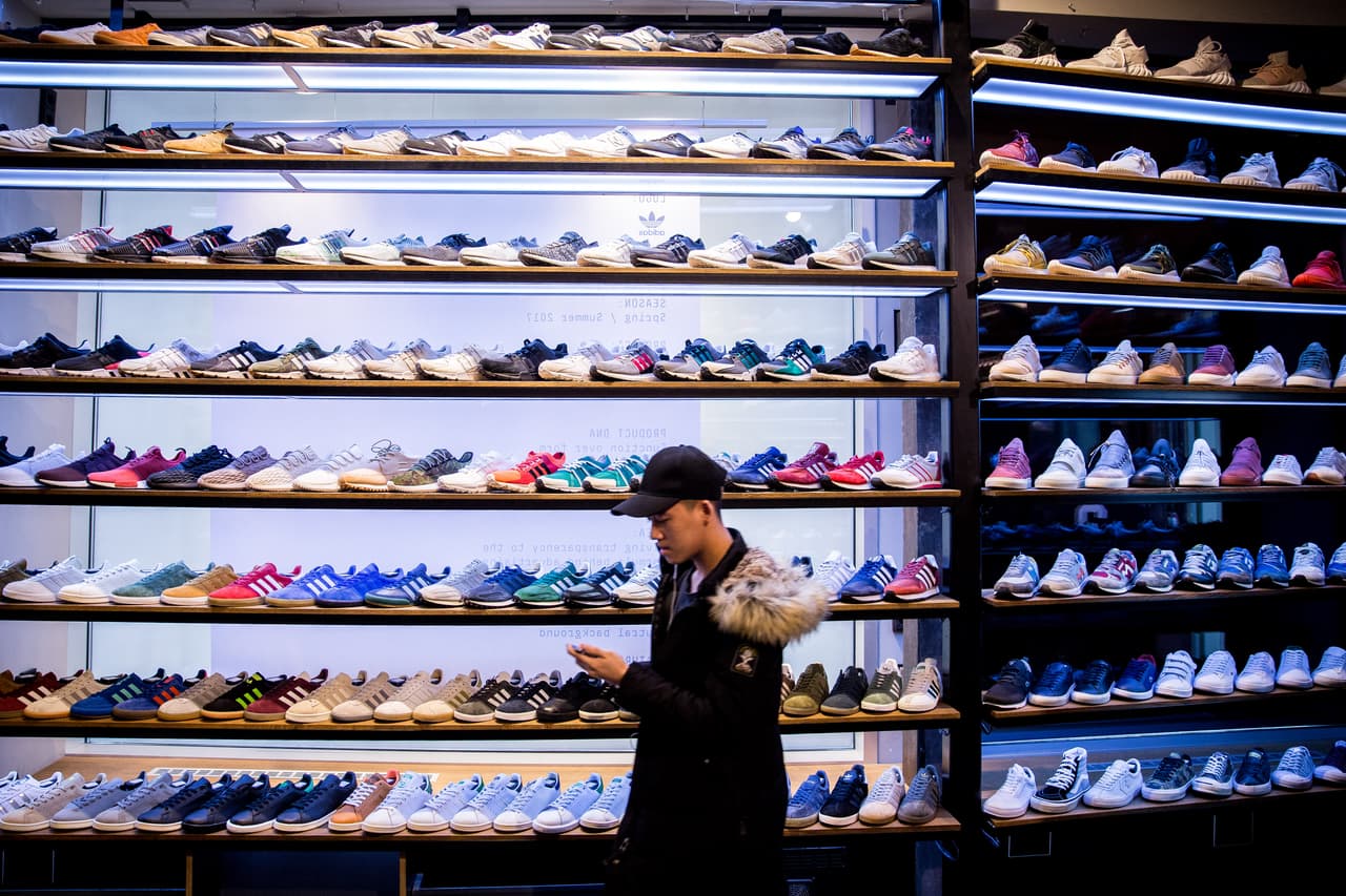 Un joven camina en una tienda de tenis durante la venta de un nuevo modelo de pares Air Jordan.