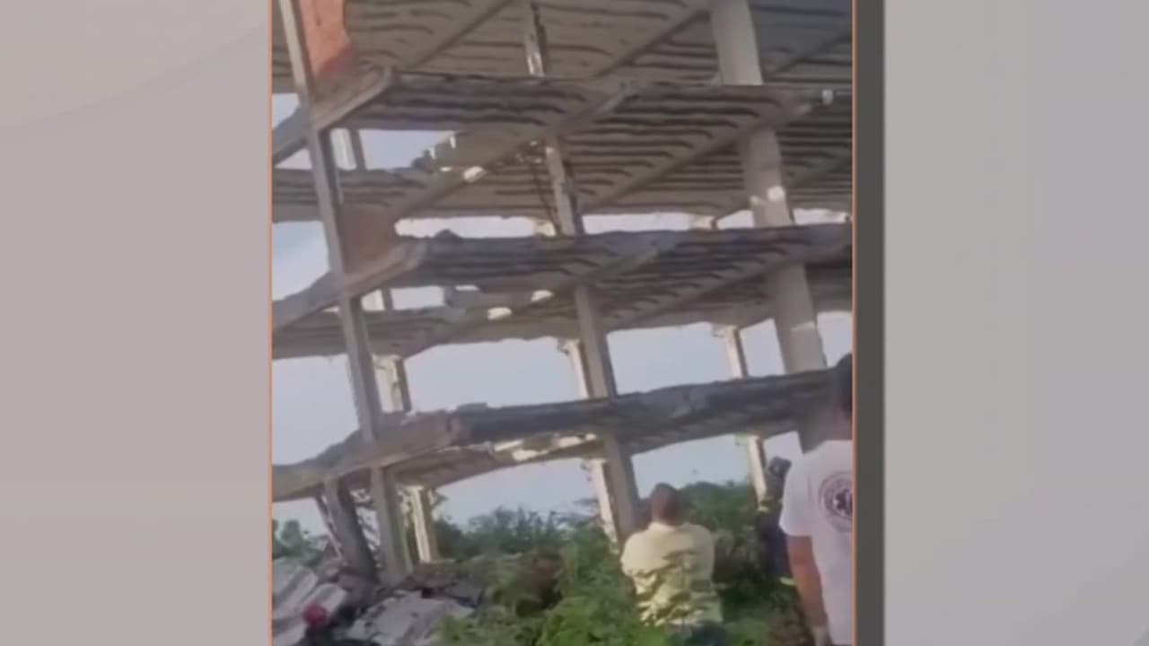 El momento en que colapsa una estructura abandonada en Cuba: varias personas quedaron atrapadas
