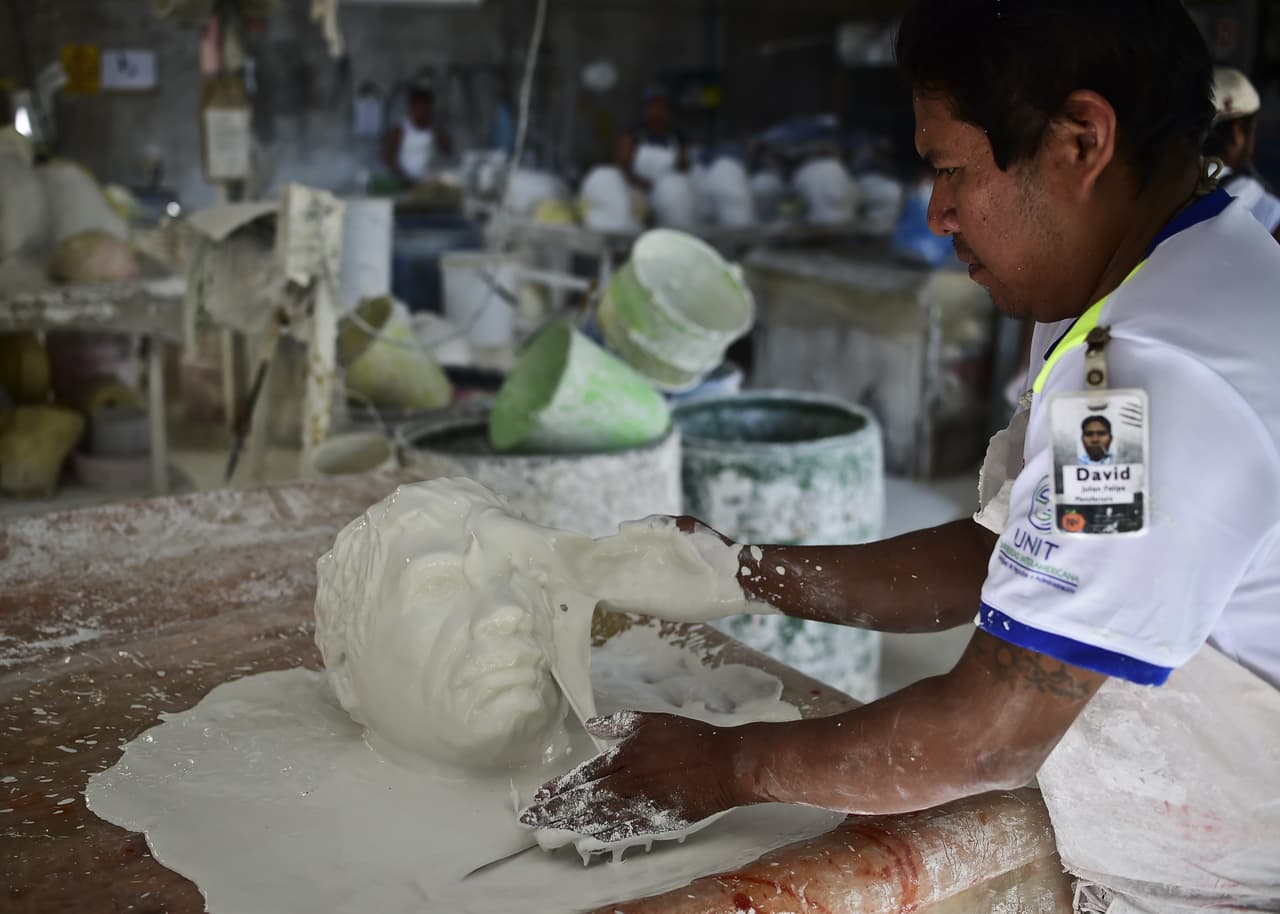 Además de todo, la empresa provee de trabajo a artesanos mexicanos, quienes se esfuerzan por crear estas originales máscaras.