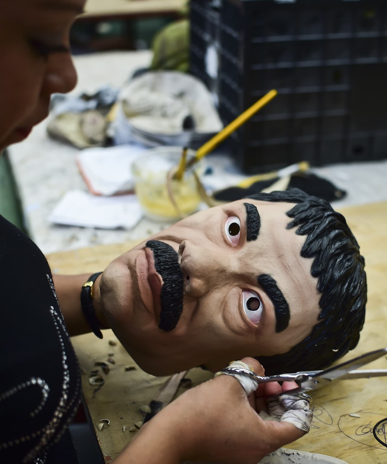 La producción de las mascaras tarda un día y son pintadas a mano por talentosos mexicanos.