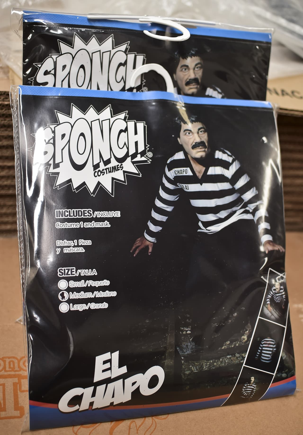 Además de todo, el disfraz de este capo incluye un traje de presidiario en el que se puede leer el hashtag: #NoEraPenalDeAltaSeguridad, refiriéndose a su reciente fuga en un penal cercano a la capital mexicana.