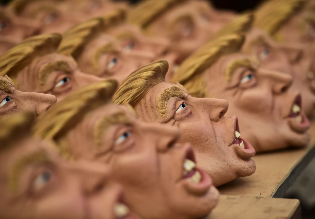 En una entrevista para 'The Associated Press' Héctor declaró que estos dos disfraces son los que más se han vendido hasta ahora e incluso se pueden adquirir en Canadá y Estados Unidos vía Internet.