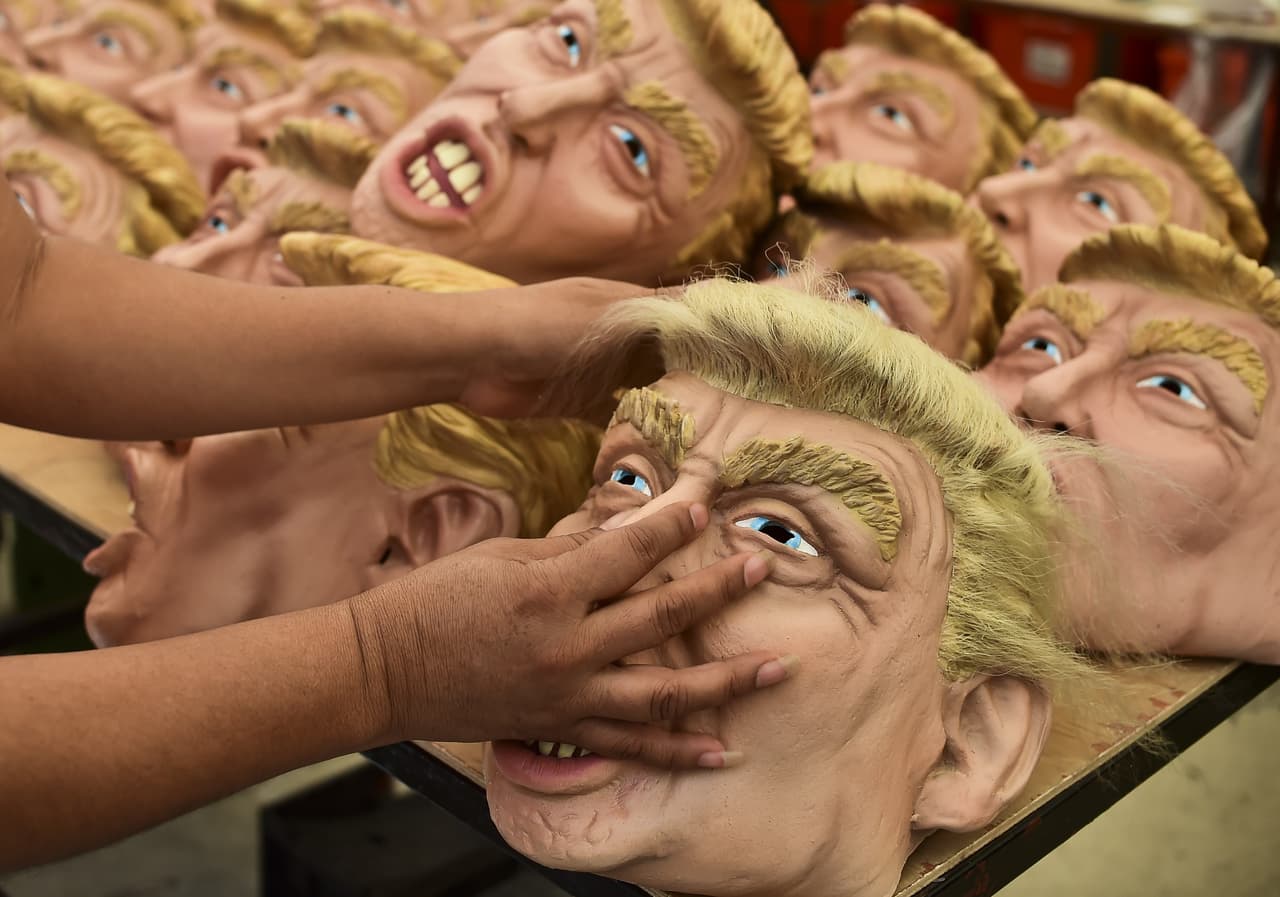 Donald Trump se ha convertido en el villano de la comunidad latina debido a sus comentaros racistas, es por eso que este es un excelente disfraz que resalta sus dientes disparejos y sus gestos que no resultan agradables para muchos.