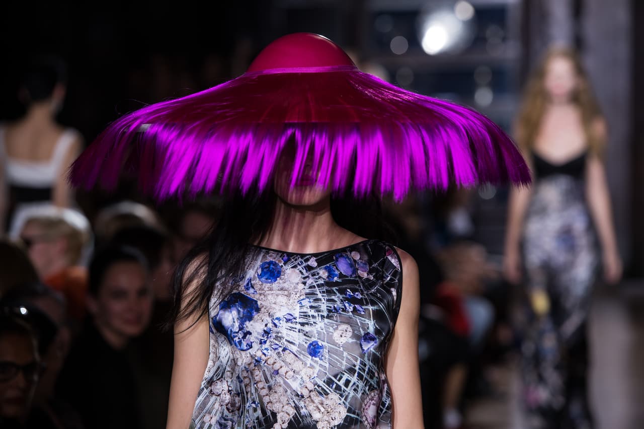 <b>Sombrero sombrilla</b>
<br>Con este complemento diseñado por Giles te ahorrarás el protector solar y las gafas de sol. Lucirás como una de esas sombrillas orientales andante.