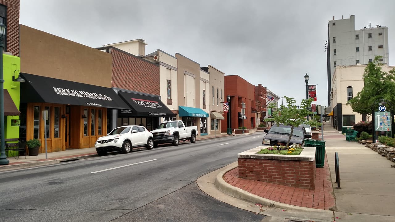 <b>Puesto 20. Jonesboro, Arkansas. </b>
<br>
<br>Salario promedio en 2019: 30,860 dólares al año. 
<br>
<br>Empleo con más concentración: operadores de equipos agrícolas. (6.9 veces más común que en el resto del país).
<br>
<br>Salario promedio anual de los operadores de equipos agrícolas del área: 33,310 (salario promedio nacional: 31,950 dólares)
<br>
<br>Según la investigación, el sector agrícola es uno de los que paga peores salarios en el país. El estudio analiza los datos de la Oficina de Estadísticas Laborales de 2019 y advierte que la pandemia de covid-19 puede haber modificado los datos en algunas ciudades en 2020, especialmente en los empleos y lugares que resultaron más afectados.
<br>