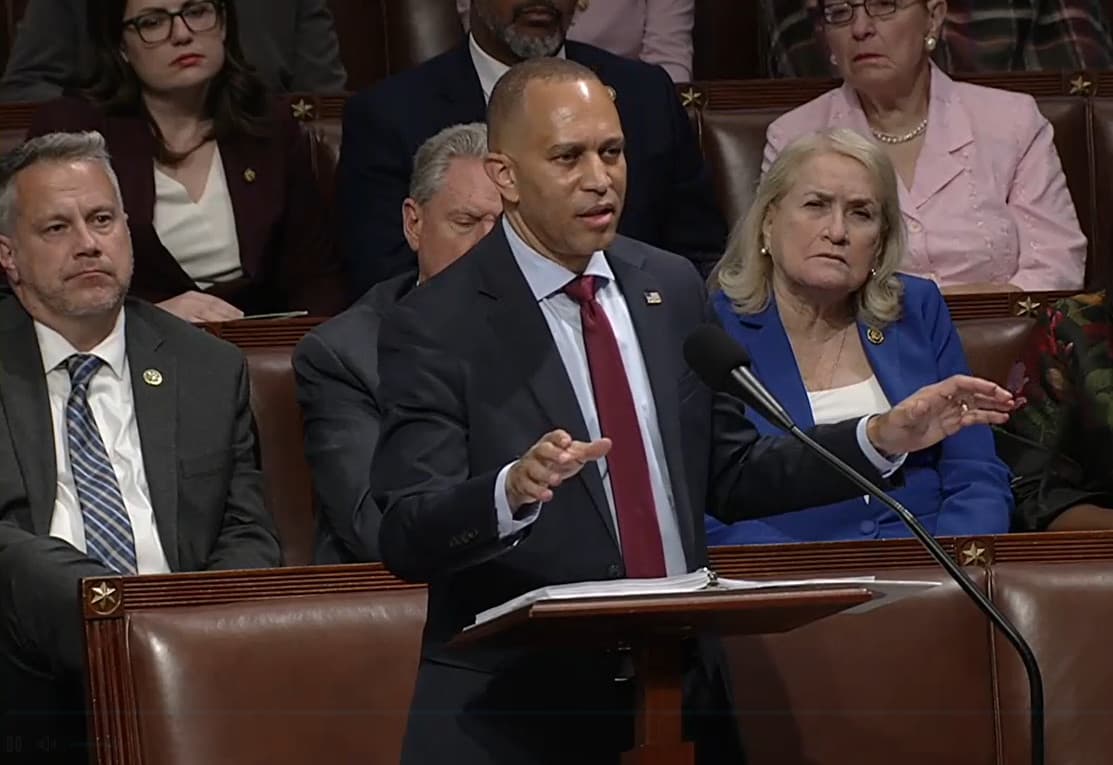 Hackeem Jeffries habla al pleno de la Cámara de Representantes la madrugada de este jueves.