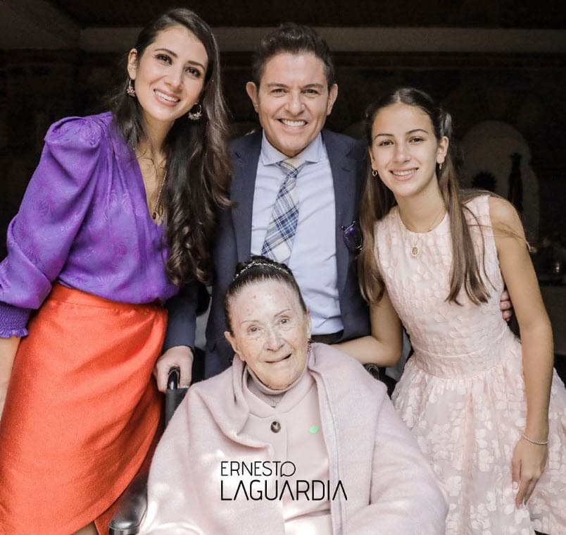 Ernesto considera que su hija Bárbara se irá por el lado de la ciencia, pues algo que le gusta.
<br>