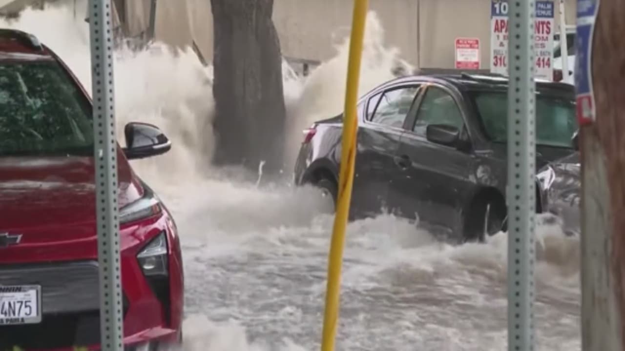 Imágenes de la emergencia por la rotura de una tubería de agua de más de 100 años en West Hollywood