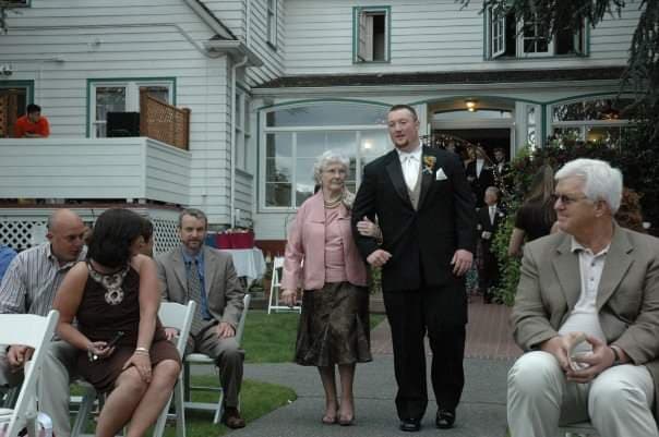 En la foto, Geneva con su nieto Drew, en su boda. Kate Neidigh, esposa del nieto, contó a Univision Noticias: "¡Geneva está en casa! Feliz y bien y disfrutando el tiempo con la familia".