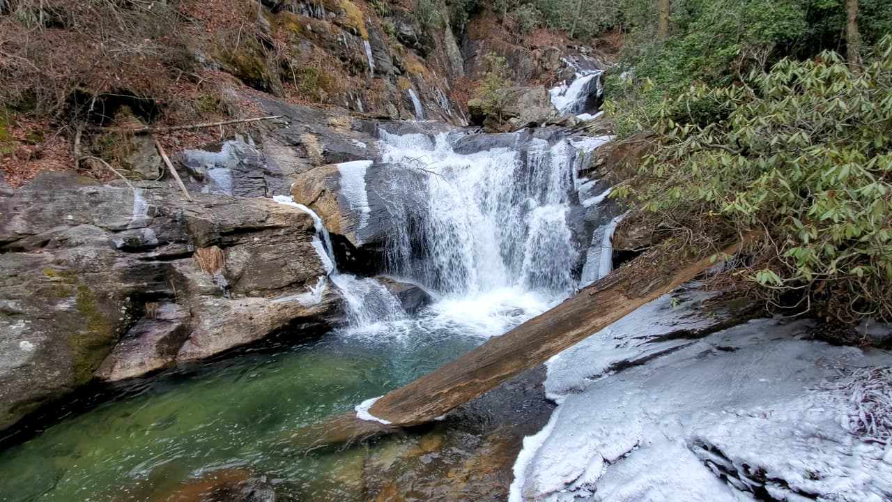 En invierno, las formaciones de hielo y hasta nieve pueden verse a simple vista.