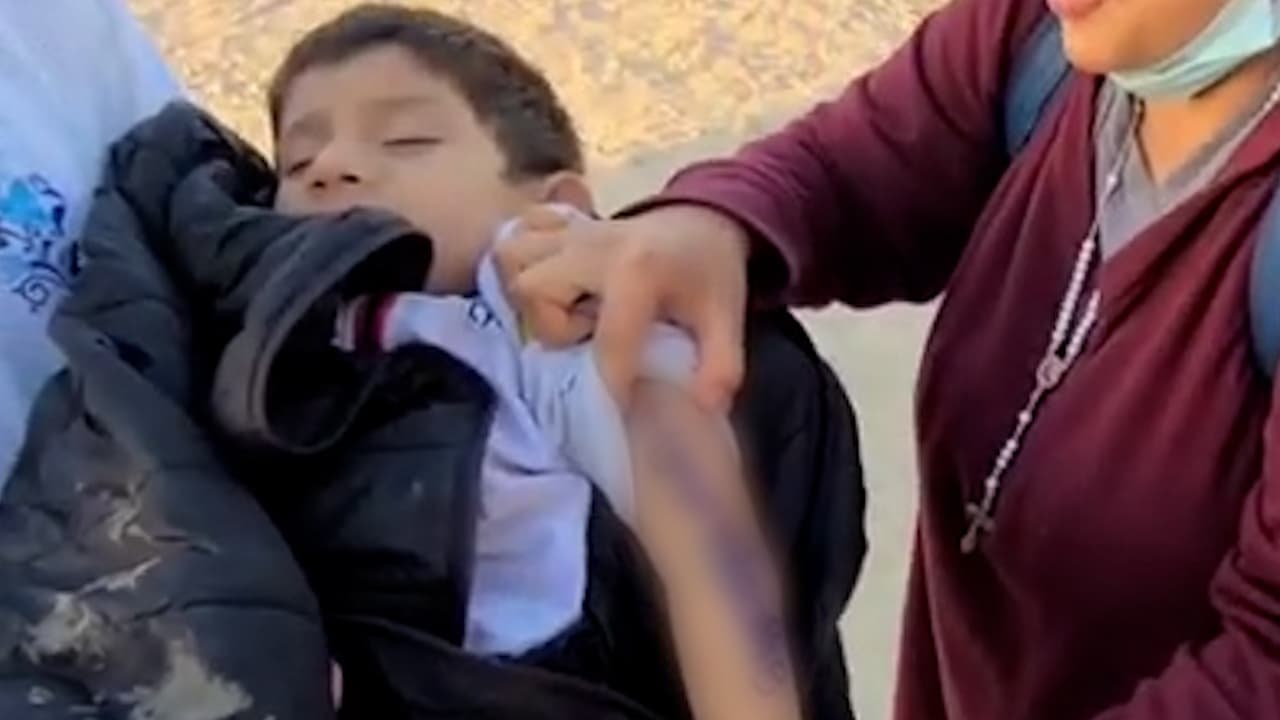 Encuentran a niño migrante de 5 años solo en la frontera y con un número telefónico escrito en su brazo