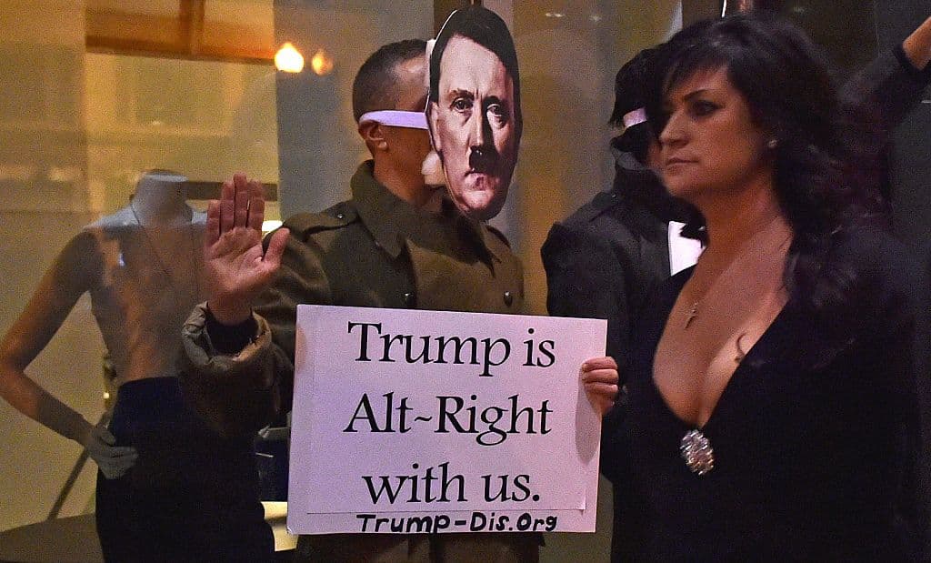 En pancartas mostraron el rechazo a la organización de extrema derecha "Alt-Right", que han dicho apoyar a Trump.