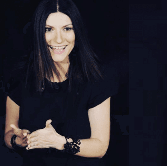 Ella luce como una mujer renovada, sin duda hacer este video fue una experiencia que la dejó feliz de la vida.