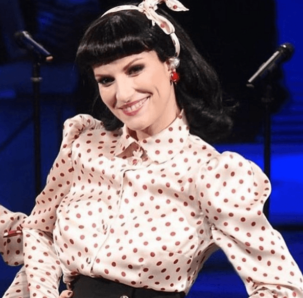 2.- Por su ritmo. El tema es mega contagioso, te aseguramos que una vez que lo escuches por primera vez, no vas a querer dejar de oirlo.